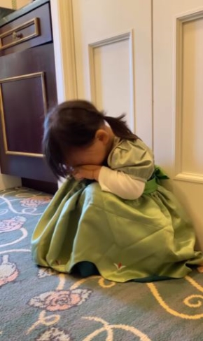 涙を流すシーンの画像