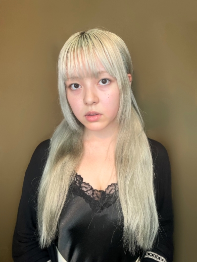 ブロンドカラーのロングヘアの女性は