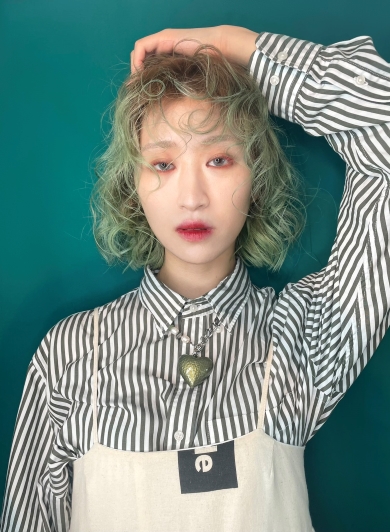 パーマと赤色のメイクでより個性的に