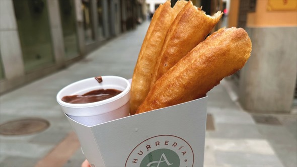 スペイン グラナダ チュロス ミニサイズ 大きい でかい ホットチョコ 朝ごはん