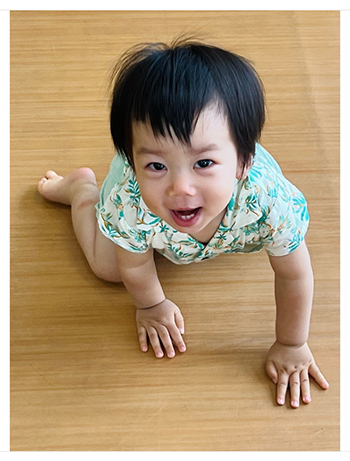 ハイハイする息子