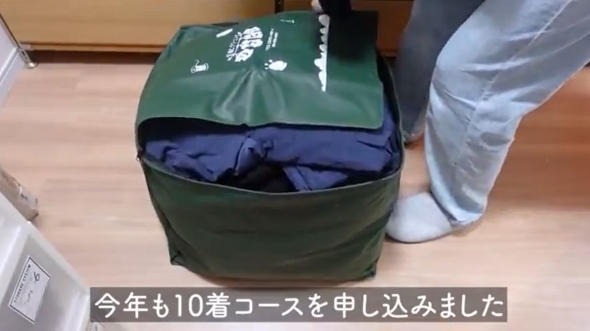 衣類の保管サービスがついた宅配クリーニングを利用する画像