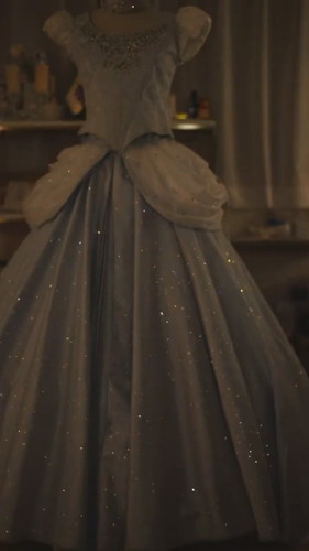 輝くシンデレラのドレス