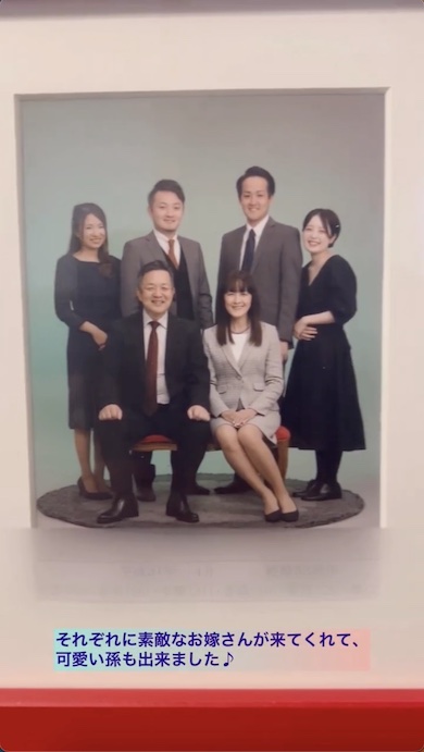 息子の嫁たちもいる家族写真