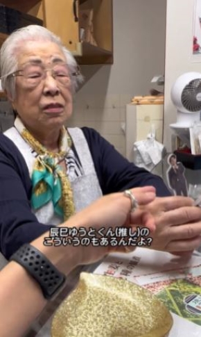 アクスタに興味津々のおばあちゃんの画像