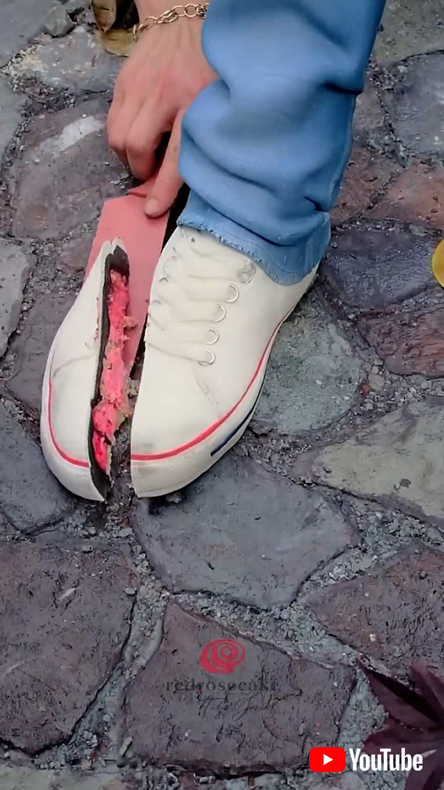 靴のケーキを切るところ