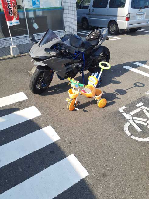 バイク 隣 かわいい 自転車 三輪車 ほっこり 愛車