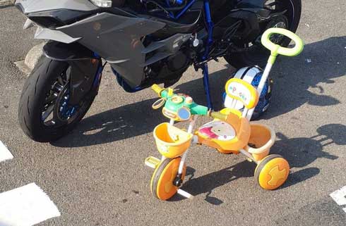 バイク 隣 かわいい 自転車 三輪車 ほっこり 愛車