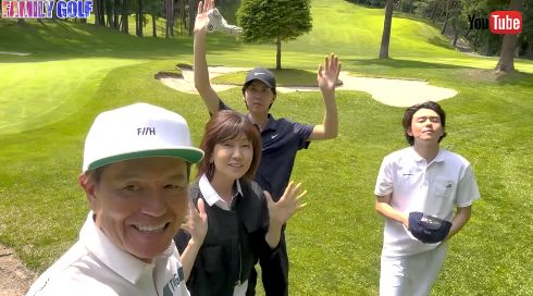 妻の松本伊代、長男の小園凌央、次男とゴルフをするヒロミ