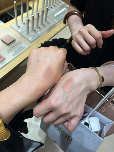 同じ色のアイシャドウを別の人に塗ったら発色が違い面白い