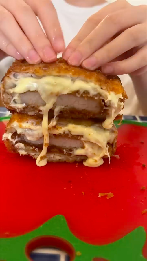 コンビニ飯にチーズと肉マシマシ　カロリーの限界を超えた魔改造「カツサンド」がえぐすぎる