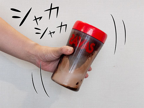 冷やしココア・ボトルでシェイクするところ