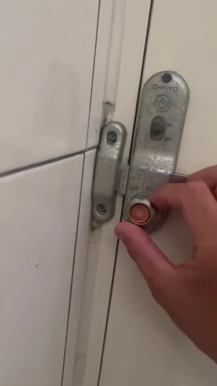 トイレの“無意味過ぎる鍵”が「だめじゃん」と話題に　「引き戸にこのタイプの鍵つけたタコは出てこい」