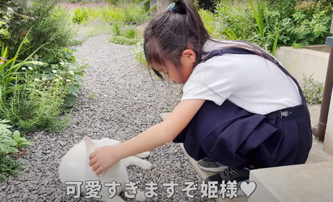 猫をなでる娘さん