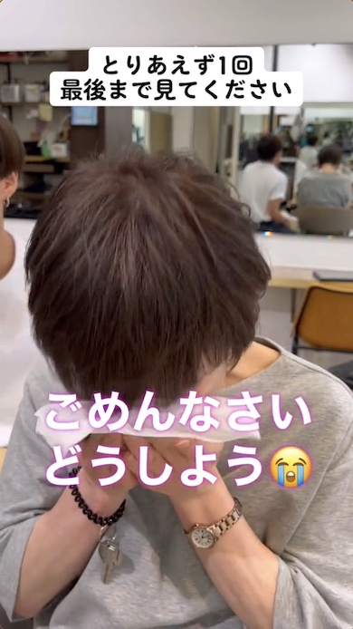 感動して泣く女性の写真