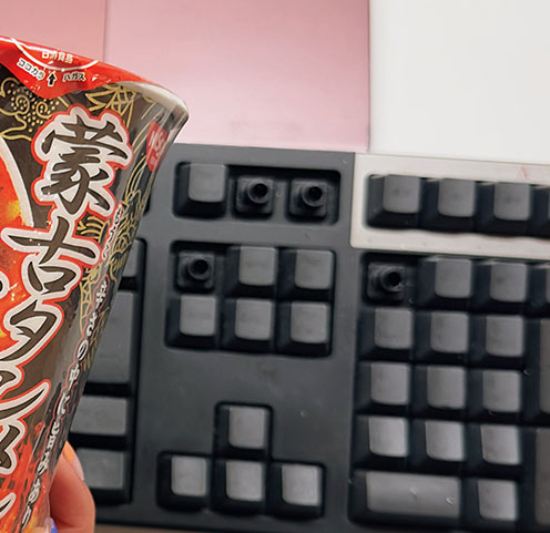 キーキャップが抜かれたキーボード