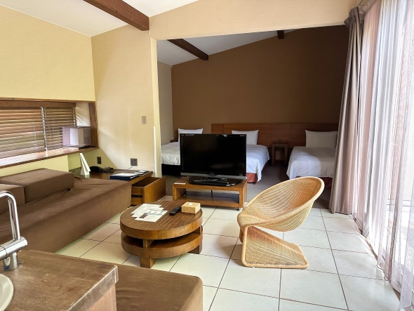 明るくて広いコテージタイプの部屋の画像