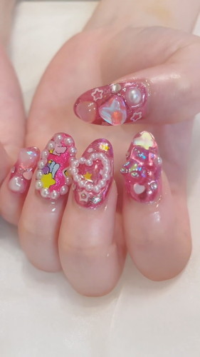 立体的でかわいいツインクルネイル