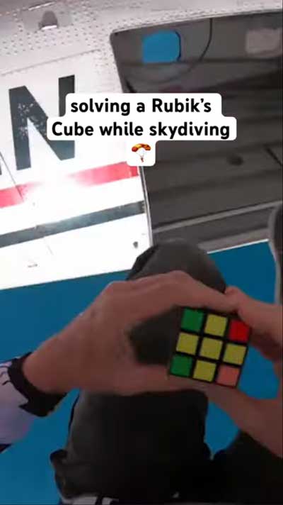 スカイダイビング ルービックキューブ