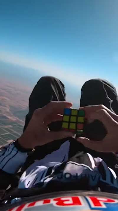 スカイダイビング ルービックキューブ