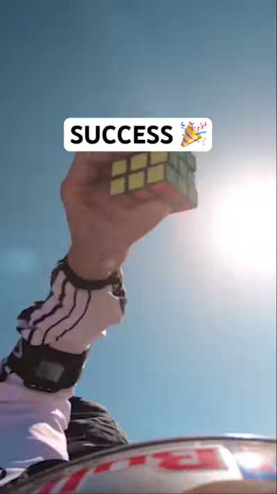 スカイダイビング ルービックキューブ