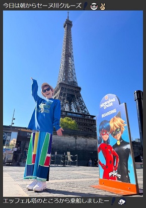 パリ・エッフェル塔前に立つ戸田恵子