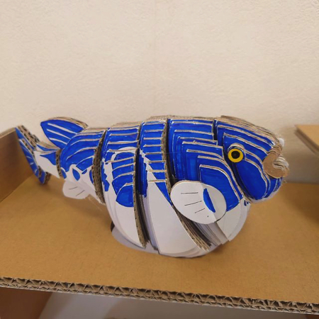 ダンボール廃材で作った本格的な魚釣りゲームがすごい