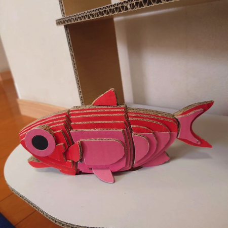 ダンボール廃材で作った本格的な魚釣りゲームがすごい