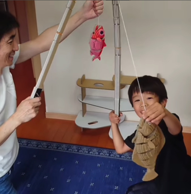 ダンボール廃材で作った本格的な魚釣りゲームがすごい