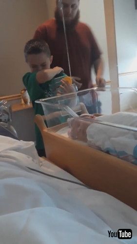 「Big Brother Cries With Joy At First Introduction || ViralHog」