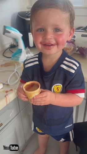 ベタベタになってご機嫌の男の子