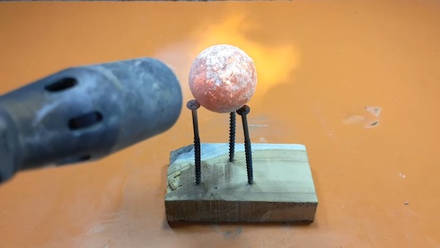 バーナーで鉄球を熱する