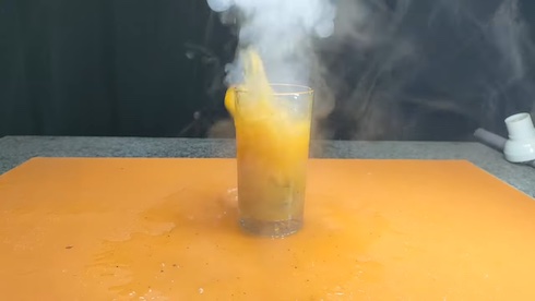 吹きこぼれるオレンジジュース