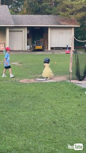 「Baseball Princess || ViralHog」かまえるプリンセス