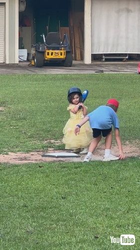 「Baseball Princess || ViralHog」空振りでもノーロブレム