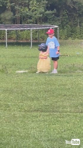 「Baseball Princess || ViralHog」走るときもお兄ちゃんがそばにいてくれます