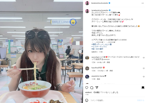 福岡県ミスターマックスのフードコートで食事する田中れいな