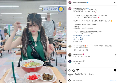 福岡県ミスターマックスのフードコートで食事する田中れいな