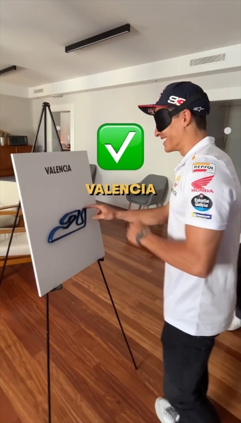 サーキット　目隠し　マイク・マルケス