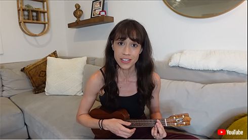 歌で告発内容について言及するコリーン・ボーリンガー