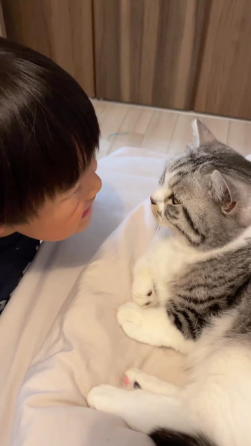 見つめ合うふたり