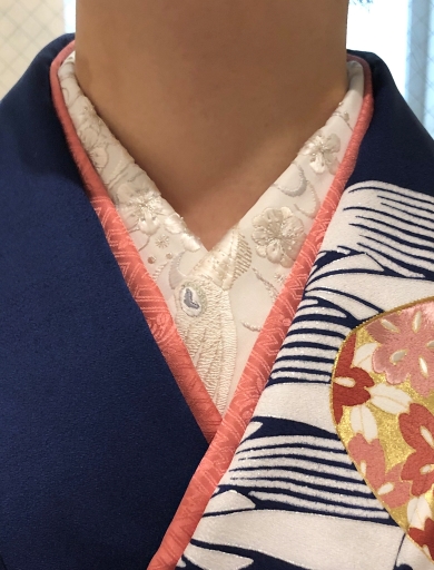 イカの刺繍を入れた衿の画像