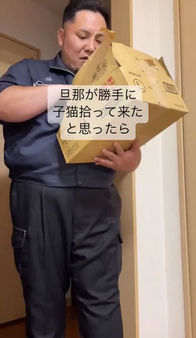 いとおしそうに見つめる夫