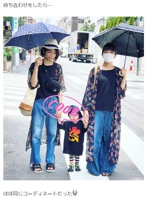 双子コーデになった三倉茉奈と三倉佳奈