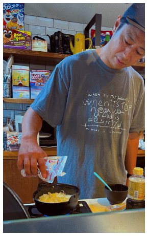 妻・あいに料理を作るパンサーの尾形貴弘