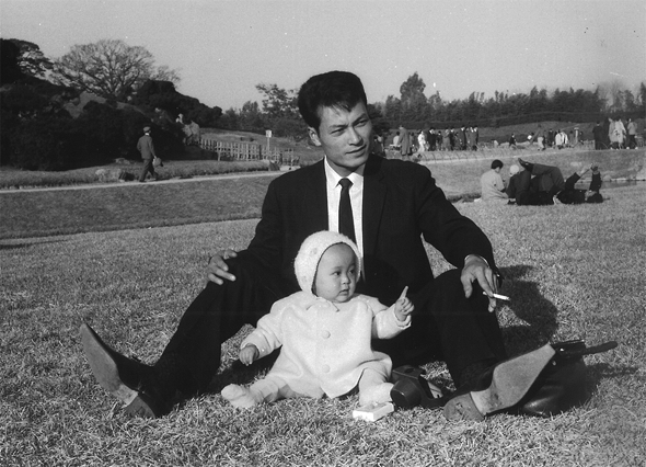 若い頃のイケメン父と自身が描く漫画のイケメンが似ていると話題