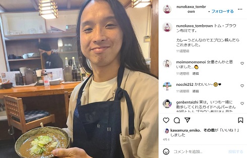 カレーうどんを手にした「トム・ブラウン」布川ひろき