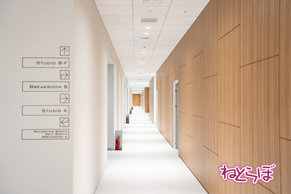 カバー　新スタジオ　27億円