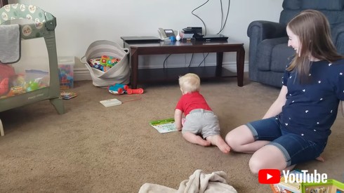 ハイハイする赤ちゃん