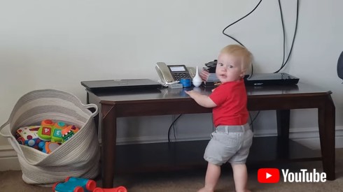 電話が鳴っていると伝える赤ちゃん